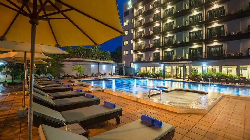 Бассейн в отеле Savotel